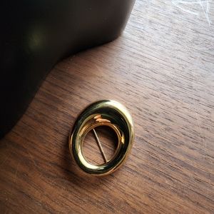 Monet vintage goldtone oval brooch